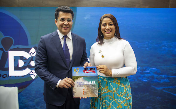 El ministro de Turismo David Collado y Yenny Polanco Lovera, presidenta de Adompretur