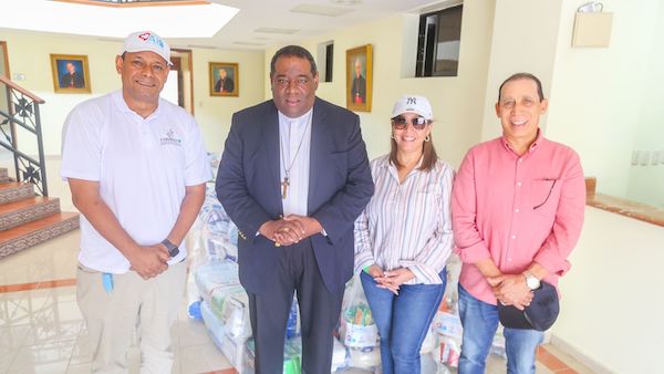 Victor Dumé junto al Obispo de Higuey Monseñor Jesús Castro Marte y otros activistas de la fundación