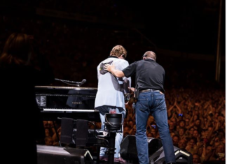 Mira cómo Elton John se queda sin voz en pleno concierto