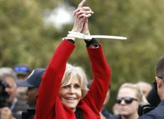 Jane Fonda a los 82 años se vuelve viral con sus clases de aeróbicos virtuales