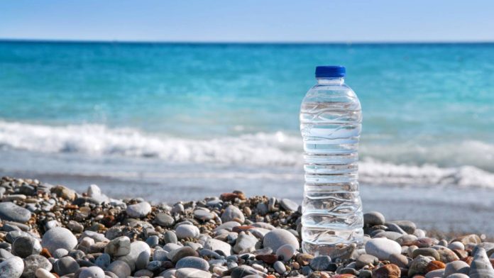 Nuevo invento hace que el agua de mar sea apta para beber en media