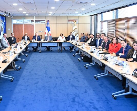 Gobernador Valdez Albizu y ministro Magín Díaz se reúnen con misión del FMI