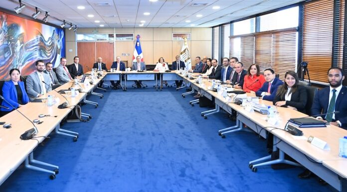 Gobernador Valdez Albizu y ministro Magín Díaz se reúnen con misión del FMI