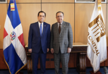Valdez Albizu recibe visita embajador Raful y estudiantes criollos meritorios de origen dominicano