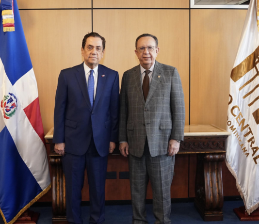 Valdez Albizu recibe visita embajador Raful y estudiantes criollos meritorios de origen dominicano
